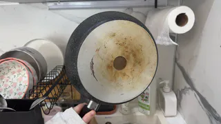 Подсмотрела у подруги, как она отмывает сковородки от жира - повторила. Копеечный метод творит чудеса 