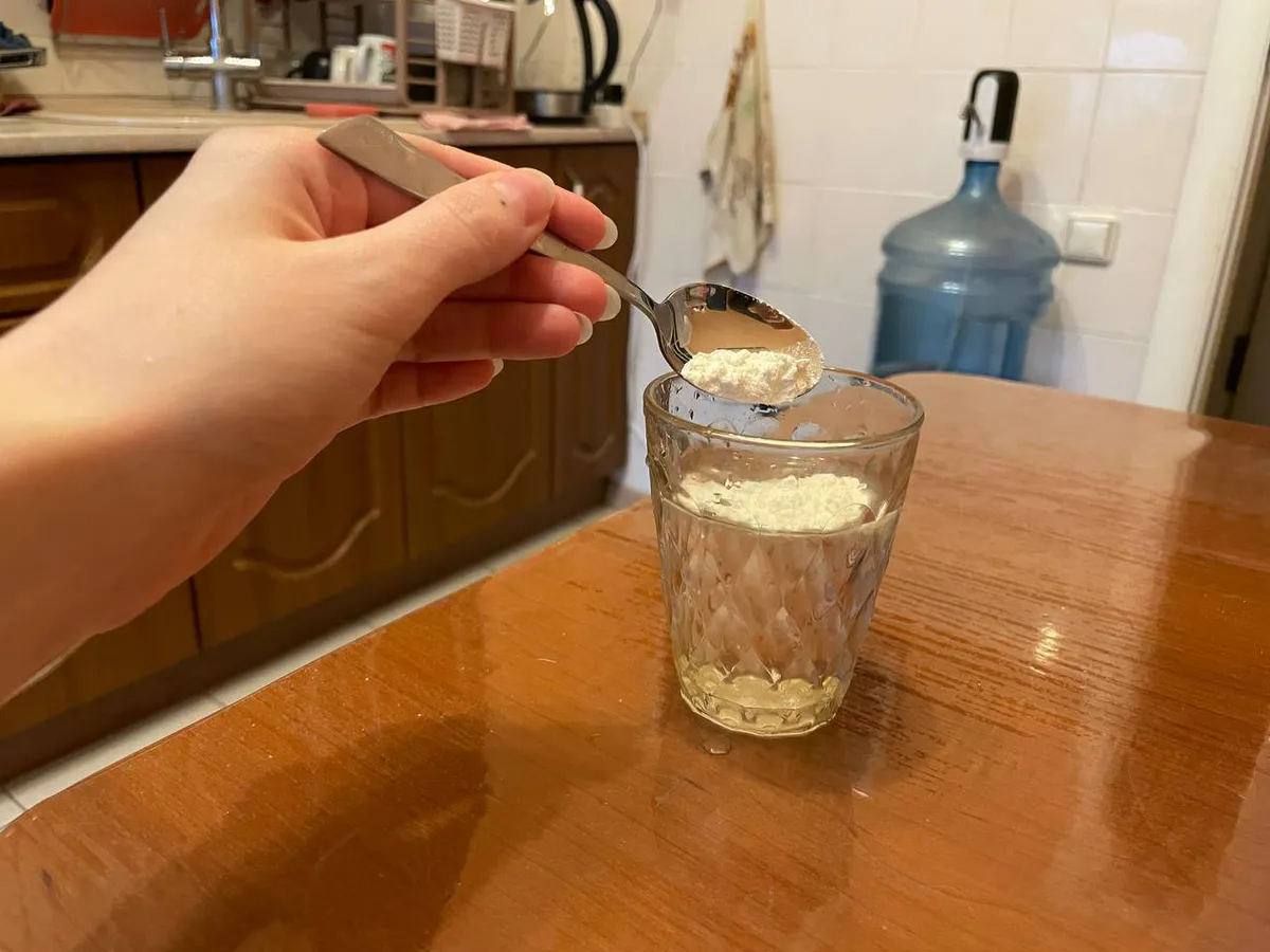 Засыпаю меньше чайной ложки на стакан — о насморке забыли всей семьей: вот что творит чудо средство — есть у каждого