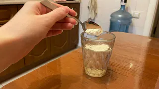 Засыпаю меньше чайной ложки на стакан — о насморке забыли всей семьей: вот что творит чудо средство — есть у каждого