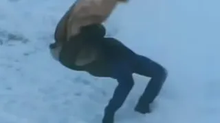 В Сети набирает популярность видео с белорусом, который избивает ковер