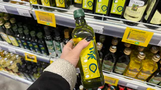 Зеленая жижа вместо масла: Роскачество проверило популярные марки оливкового масла - не берите их даже по акции