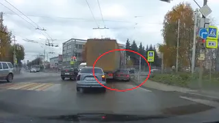 В Рязани грузовик "притер" легковушку