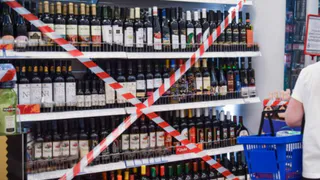 Звонили "крыше" и угрожали понятым: продавцы новомичуринского магазина 6 часов не сдавали полиции просроченное пиво