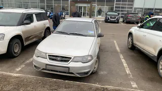 Берегись автомобиля: рязанец пострадал на парковке автосалона