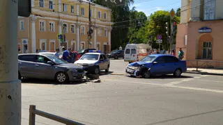 Большая пробка в обе стороны: на перекрестке Ленина и Свободы столкнулись “Лада” и “Киа”