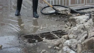 В Брянске расчищают ливневку