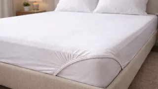 Научилась складывать простыню с резинкой — аккуратный прямоугольник за минуту: экономлю место на полке