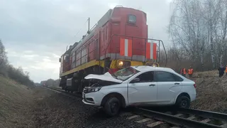 Два человека погибли при столкновении поезда с Lada под Рязанью