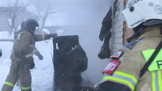 В Челябинской области совместными усилиями потушили горящую баню