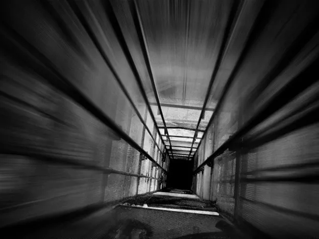 В многоэтажном доме Нижнекамска лифт рухнул вниз