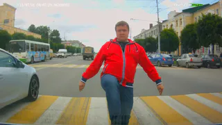 В Рязани пешеход пнул машину и стоял посередине дороги, мешая движению