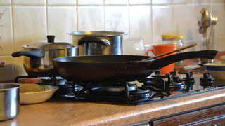 Кладу сковороду в полиэтиленовый пакет, и нагар отлетает в миг — любуюсь отражением