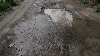 В гаражном массиве на улице Сталеваров в Магнитогорске регулярно протекает водопровод