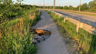 Пешком не добраться: тротуар до деревни Погост уходит под землю