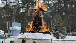 Блины, хороводы и горящее чучело: как Набережные Челны отметили Масленицу
