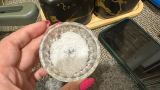 По совету бабушки всегда убираю соль в холодильник: деревенский способ решает сразу 4 задачи - экономит деньги и помогает в быту 