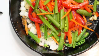 Что обжаривается первым — лук или морковь? Запомните простое правило приготовления вкуснейшей зажарки