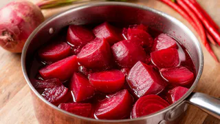 Не варю свеклу часами — хватает 15 минут: есть одна секретная уловка при варке — выходит вкуснее, сочнее и без запаха на весь дом