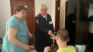 14-летнему подростку, который не может самостоятельно передвигаться, вручили паспорт на дому