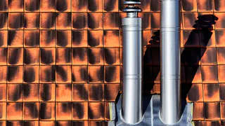 Надежная герметизация на столетия: чем заделать отверстие вокруг дымохода в кровле из шифера — смесь из 2 компонентов