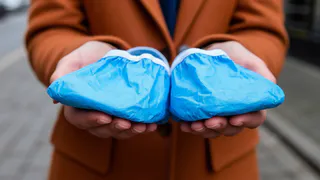 Подруга покупает пачками бахилы. Когда узнала для чего, стала закупать больше - 5 необычных способов применения