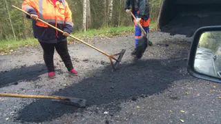 Под Рязанью рабочие утрамбовывают асфальт лопатами вместо катка