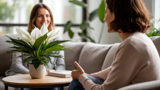 Спатифиллум у меня цветет круглый год, а листья - с ладонь. Секрет в отказе от «залюбливания»