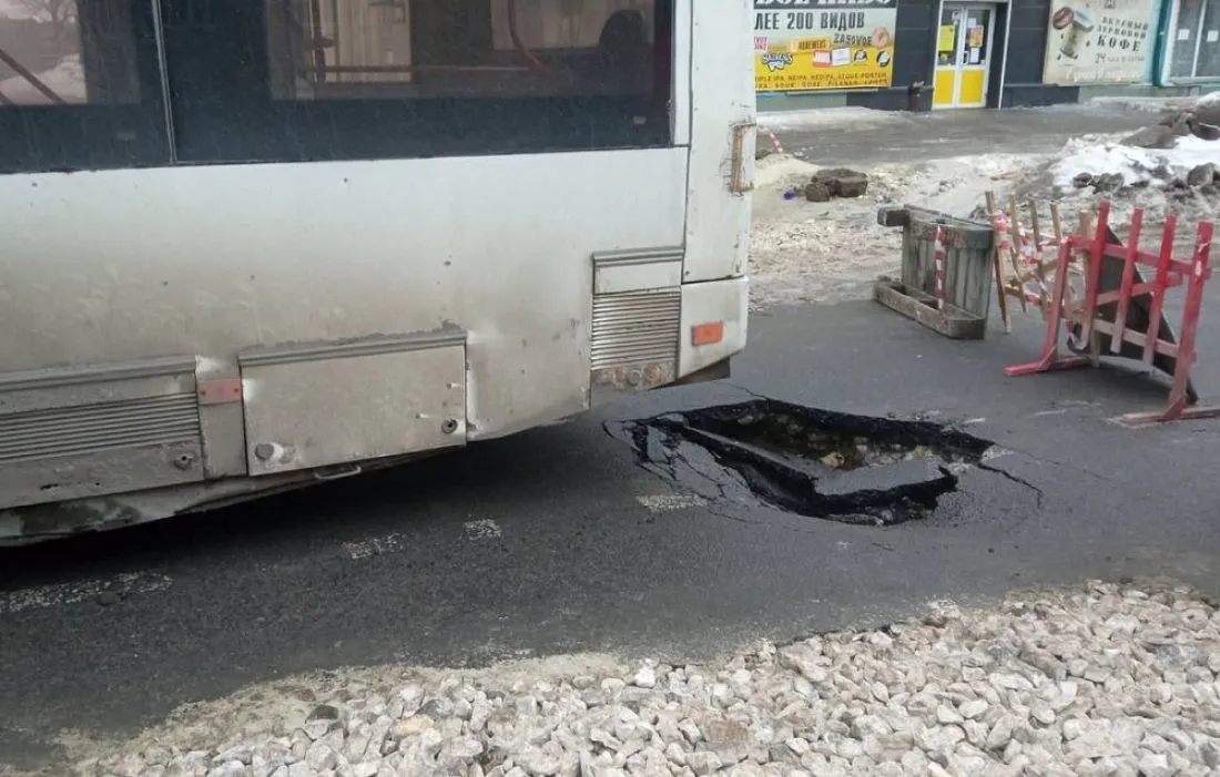 В Пензе 17 марта на дороге появился провал