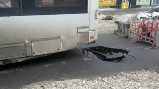 В Пензе 17 марта на дороге появился провал