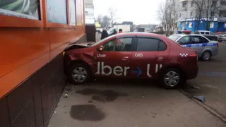 В Брянске такси пробило стену торгового центра