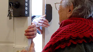 В Нижнекамске две женщины похитили 400 тысяч у 83- летней бабушки