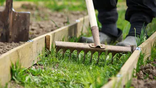 Стало известно, кому категорически нельзя работать на огороде и даче