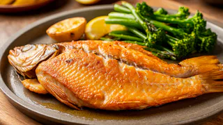 Как пожарить рыбу без масляных брызг и запаха на весь дом — этот простой способ: запомните раз и на всю жизнь 