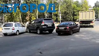 На улице Островского столкнулись "Ленд Крузер Прадо" и Лада Калина