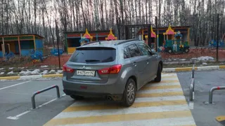 Народное фото: внедорожник припарковался на пешеходном переходе