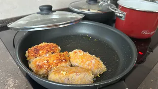 Что никогда не добавляют в мясные котлеты в ресторанах, зато хозяйки без этого котлеты не готовят