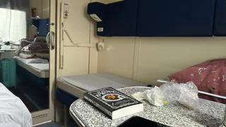 Беру именно эти места в купе — вещи под контролем, сон без суеты: идеальная схема