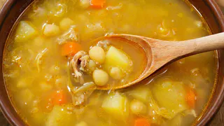 Не горох и не копчености: какие ингредиенты добавляют в гороховый суп, чтобы он получился насыщенным — секрет лучших шеф-поваров