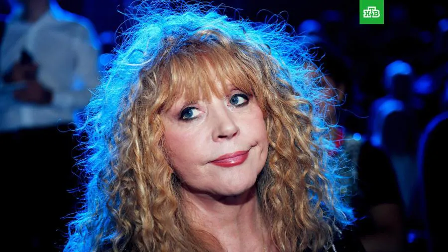 Представитель Кремля публично поцеловал Пугачевой руку