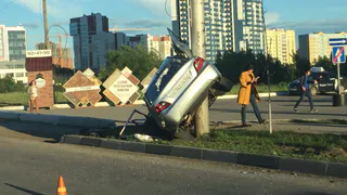 ДТП на Московском шоссе - одна из машин оказалась нанизанной  на столб