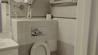 Почему нельзя держать открытой крышку унитаза. Запомните раз и навсегда и намотайте себе на ус