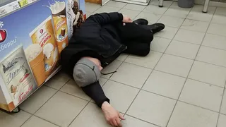 Жители Рязани жалуются на алкопритон у магазина «Дикси»