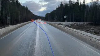 Из-за нарушения правил проезда перекрестка в Сыктывкаре фургон оказался в кювете