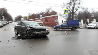 Жесткое ДТП возле РГУ: столкнулись две машины, одна влетела в столб