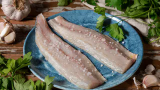 Минтай «по-китайски» в чесночной панировке: рецепт подсмотрела случайно, но теперь готовлю постоянно — уж слишком вкусно