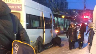 Случай в маршрутке: пассажир случайно оторвал входную ступеньку