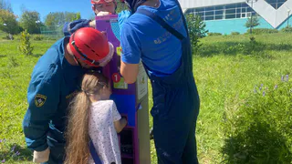 В Амазонии у девочки застряли пальцы в автомате для кормления птиц