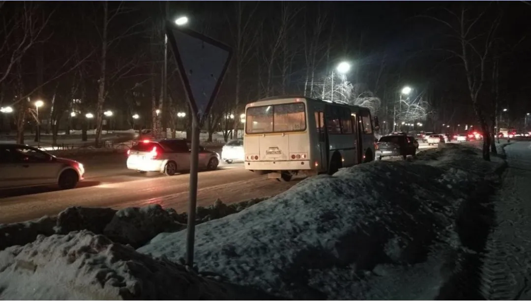 Нижнекамка упала в автобусе и получила перелом