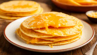 Когда дома есть кефир, мука и сыр, готовлю всего за 20 минут обалденный завтрак: показываю, как делаю лепешки идеально ровными