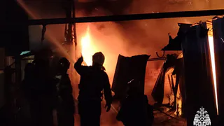 В Чебоксарах огнеборцы ночью пытались спасти два дома